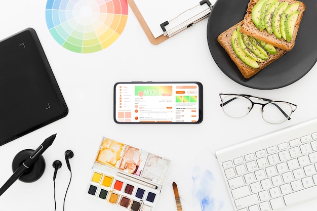 PSD mesa de vista superior com torradas de abacate e maquete de telefone