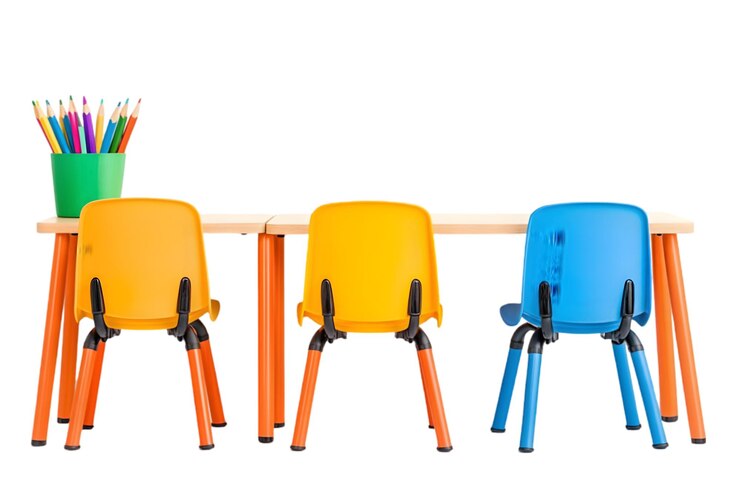 PSD mesa infantil con sillas de colores y taza de lápices aislados sobre un fondo blanco