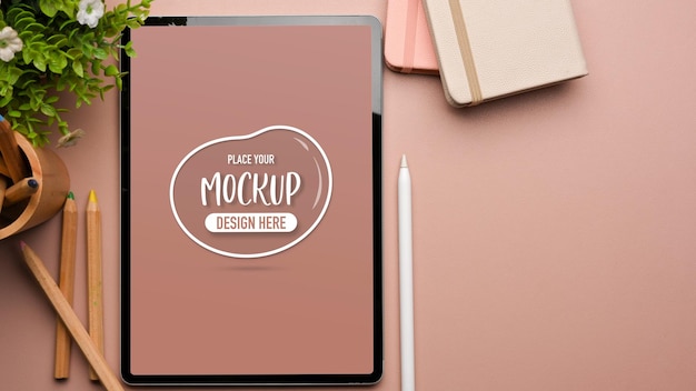 Mesa rosa com papel de carta digital para tablet e vista superior do espaço de cópia