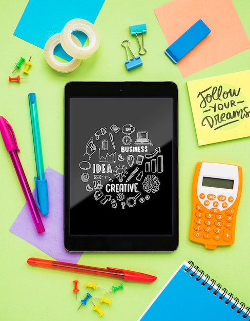 Messaggio creativo sul tablet sulla scrivania
