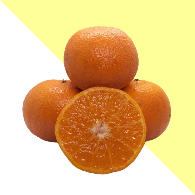 metade de metade de uma laranja é mostrada em um fundo amarelo