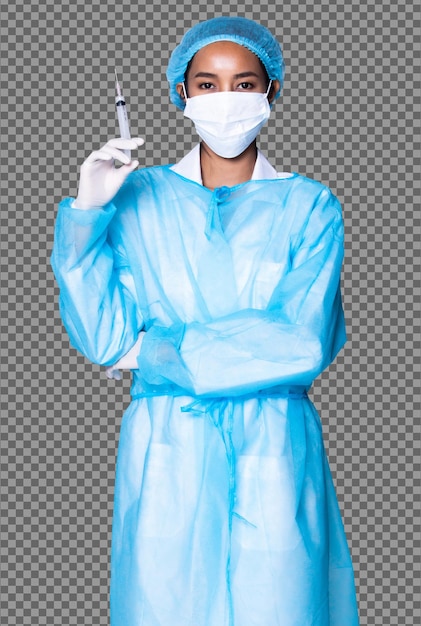 PSD metade do corpo de 20 anos, médico asiático, mulher com uniforme de segurança azul com estetoscópio luvas de seringa isoladas, enfermeira de pele bronzeada usa roupa de cirurgião, máscara, capacete de higiene, iluminação de estúdio, fundo branco