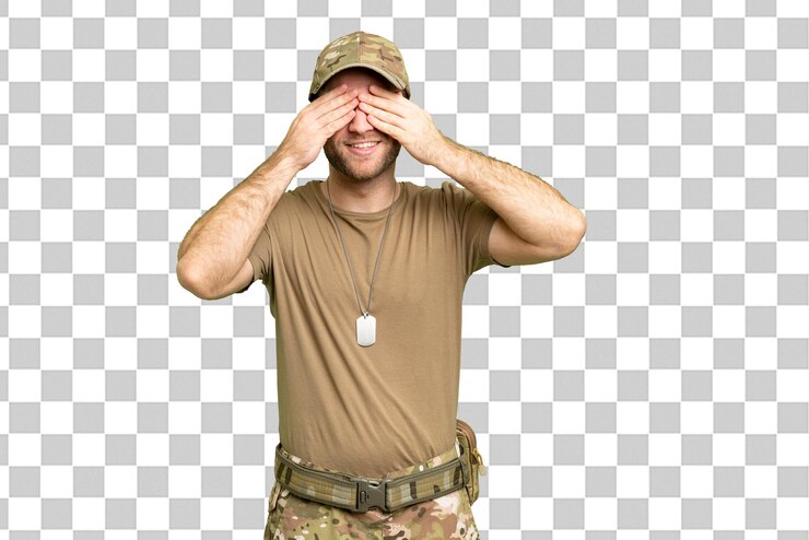 PSD militär mit hundeschild über isolierter chroma-schlüssel-hintergrund, der die augen mit den händen bedeckt