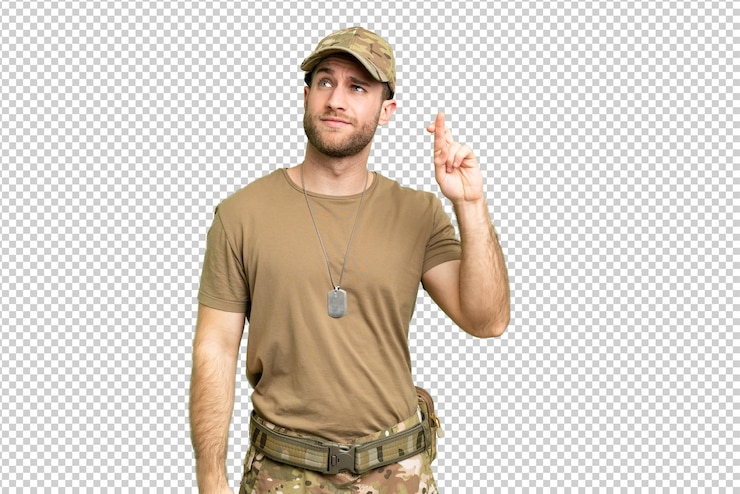 PSD militär mit hundeschild über isolierter chroma-schlüssel-hintergrund mit gekreuzten fingern und besten wünschen