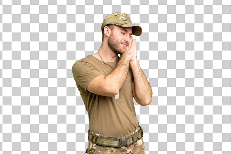 PSD militär mit hundeschild über isolierter chromakey-hintergrund, der eine schlafgestur in dorabler ausdrucksweise macht