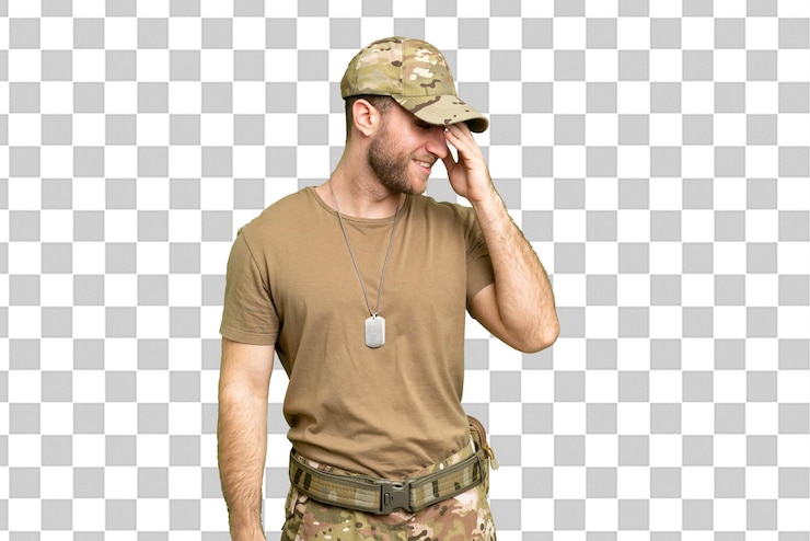 PSD militär mit hundeschild über isolierter chromakey-hintergrund lachend