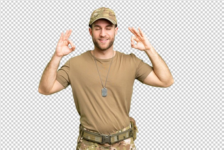 PSD militar com etiqueta de cão sobre fundo de chave de croma isolado em pose zen