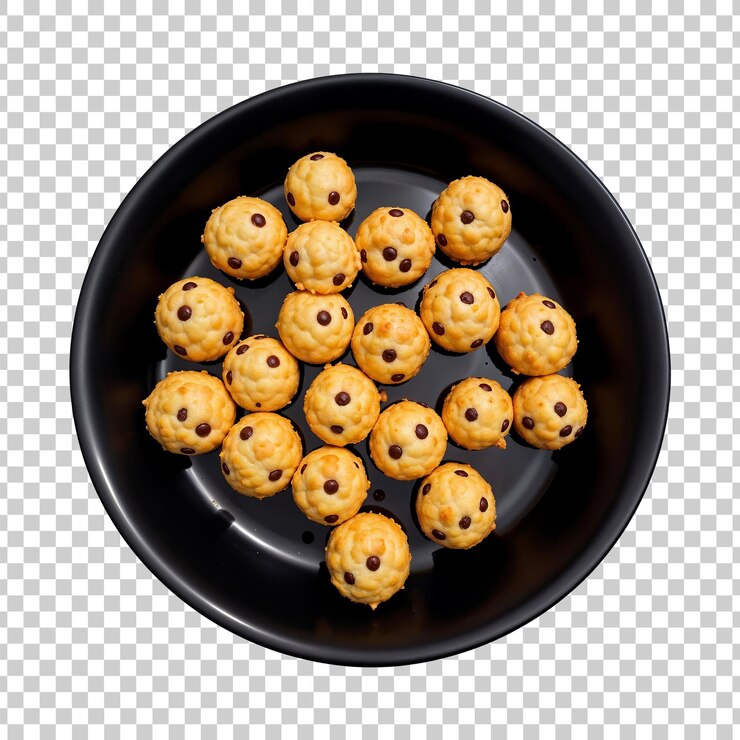 PSD mini bolas de galletas de chocolate en un plato negro sobre un fondo transparente