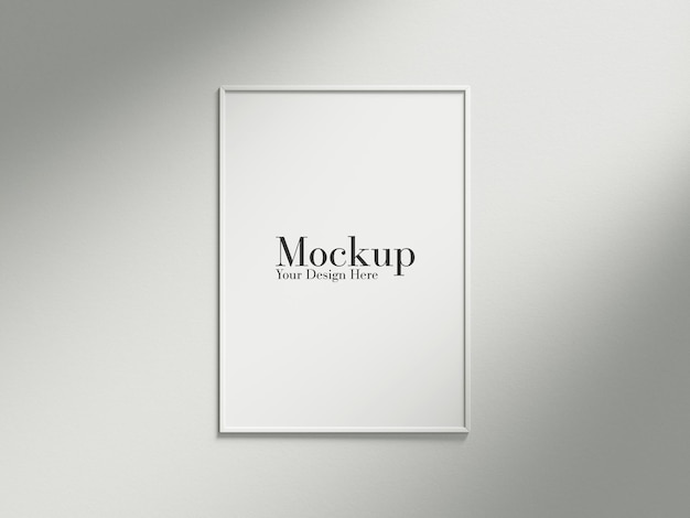 Minimaler Rahmen-Mockup, der mit Sonnenlicht an der Wand hängt