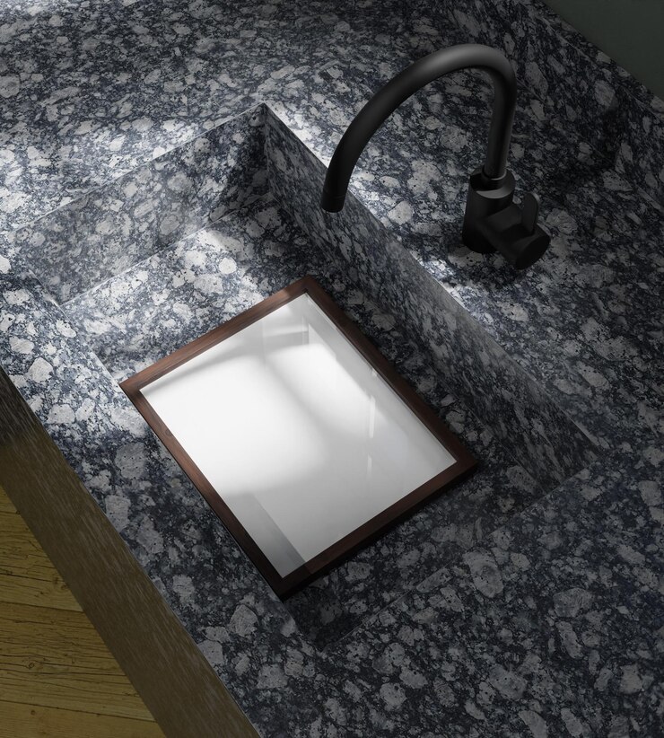 PSD minimalista elegante moldura de madeira escura pôster de maquete no gabinete de mármore na cozinha moderna