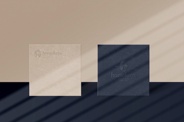 minimalistisches ästhetisches Modell des Logos auf texturiertem Papier in den Sonnenstrahlen