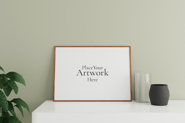 Minimalistisches und sauberes horizontales Holzplakat oder Fotorahmenmodell auf dem weißen Tisch, der mit Vase und Pflanze an der Raumwand lehnt