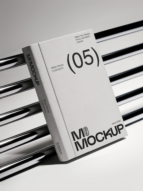 Minimalistisches weißes Notizbuch auf einem gestreiften Metalloberflächen-Mockup