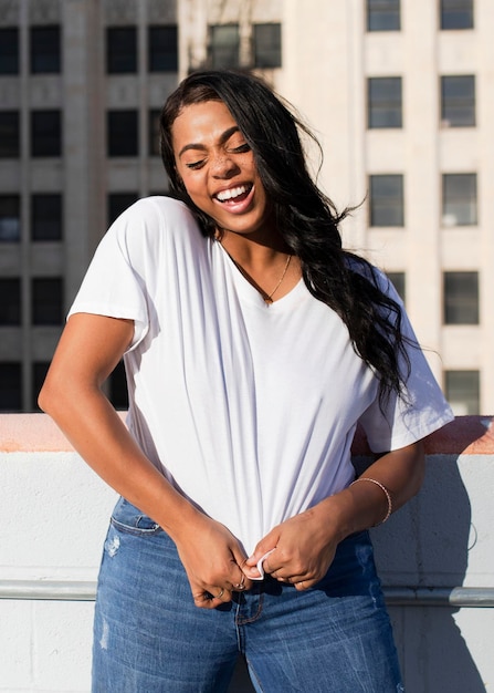 Mínimo corte branco top mockup psd feminino plus size vestuário estilo de rua