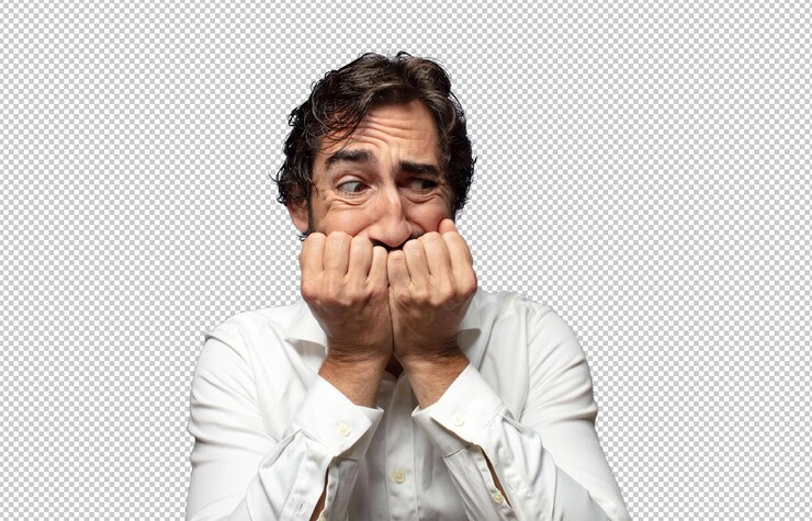 PSD mirando preocupado ansioso estresado y asustado mordiendo las uñas y mirando hacia el espacio de copia lateral