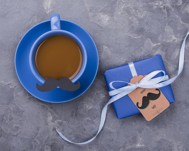 Mise à plat de café avec cadeau pour la fête des pères