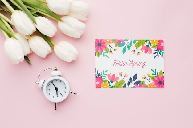 Mise à plat de carte avec tulipes et horloge