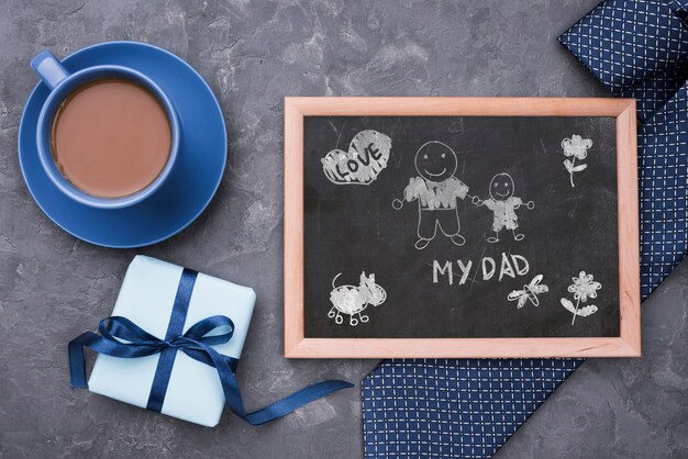 Mise à Plat Du Tableau Noir Avec Cravate Et Café Pour La Fête Des Pères