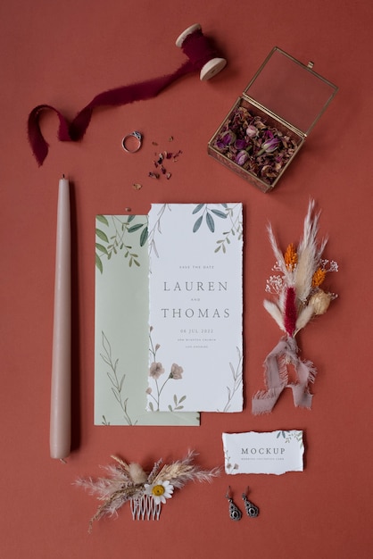 PSD mise à plat d'une maquette d'invitation de mariage en papier rustique avec des feuilles et des fleurs