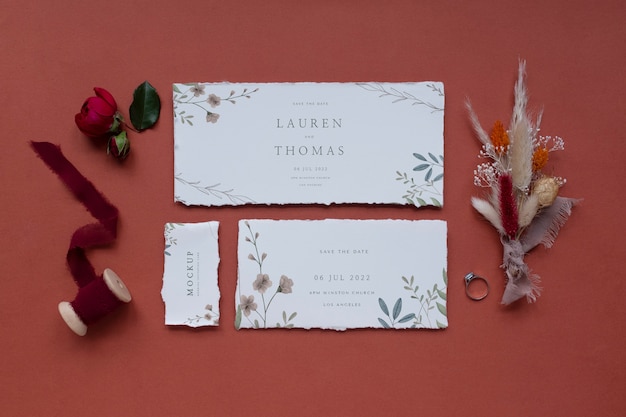 PSD mise à plat d'une maquette d'invitation de mariage en papier rustique avec des feuilles et des fleurs