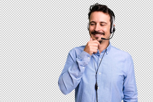 Mit einem glücklichen, selbstbewussten Gesichtsausdruck lächelnd und mit der Hand auf dem Kinn