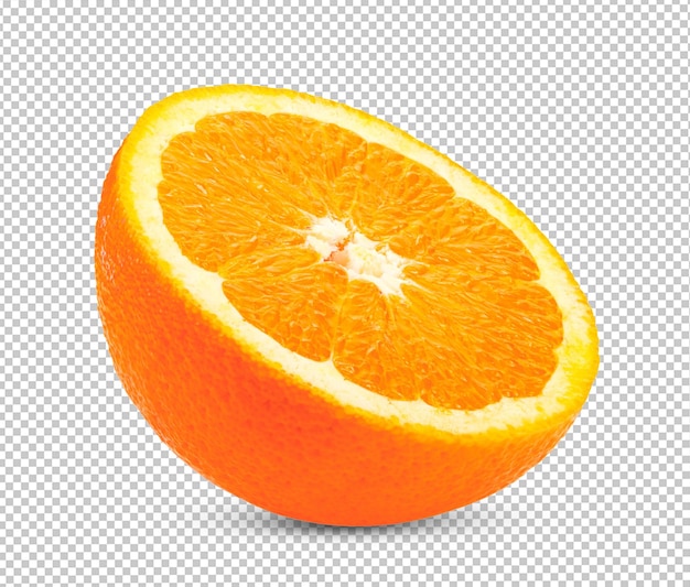 La mitad de la fruta de la naranja aislada en la capa alfa