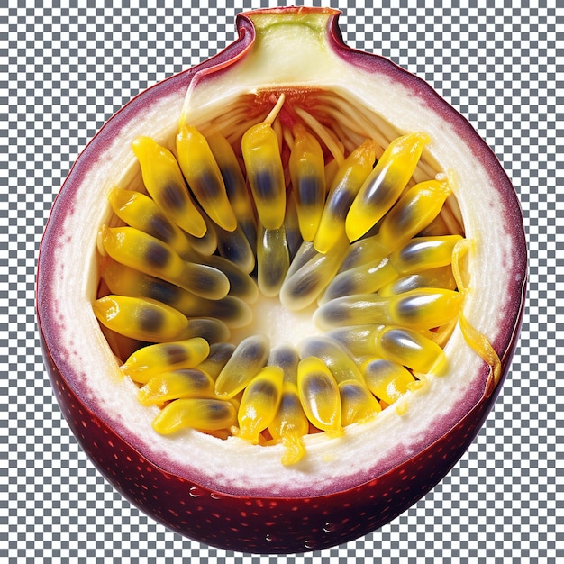 La mitad de la fruta de la pasión aislada sobre un fondo transparente