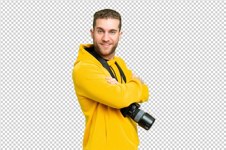 PSD mladý fotograf na izolovaném chroma key pozadí se zkříženýma rukama a dívající se dopředu