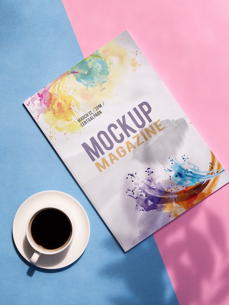 Mock-se revista ao lado da xícara de café