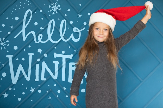 Mock-up con ragazza che indossa il cappello di Babbo Natale