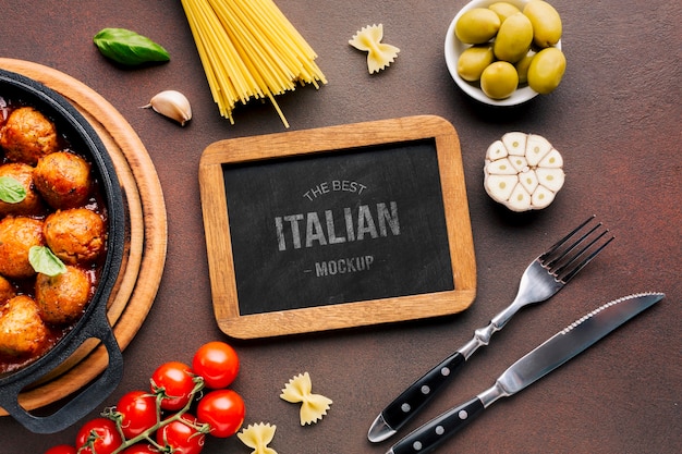 Mock-up de comida italiana e talheres