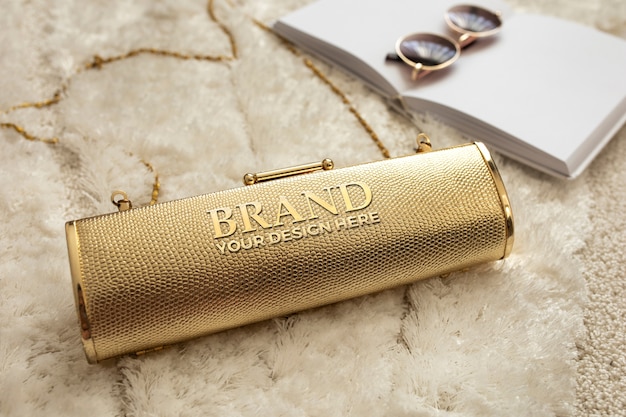 PSD mock-up de logotipo dourado em relevo de bolsa feminina