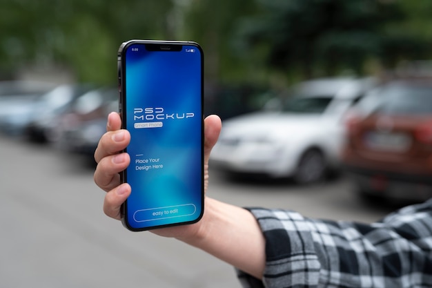 Mock-up-Design auf Smartphone-Touchscreen, das von einer Person gehalten wird
