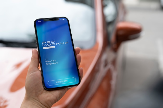 Mock-up-Design auf Smartphone-Touchscreen, das von einer Person gehalten wird