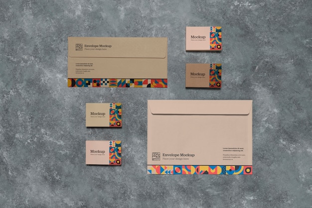 Mock-up-Design für Papierumschläge mit geometrischen Formen