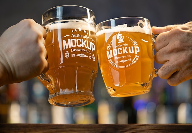 Mock-up-Design von Bierkrug aus klarem Glas