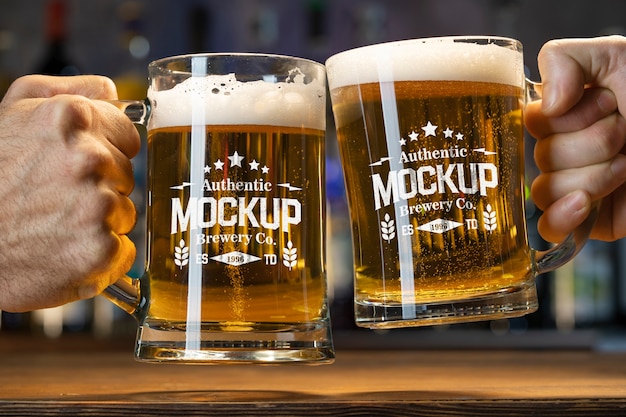 PSD mock-up-design von bierkrug aus klarem glas