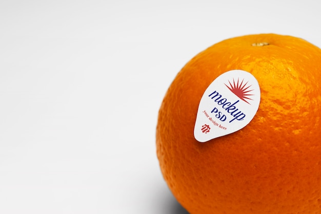 Mock-up di adesivo di frutta su frutta arancione