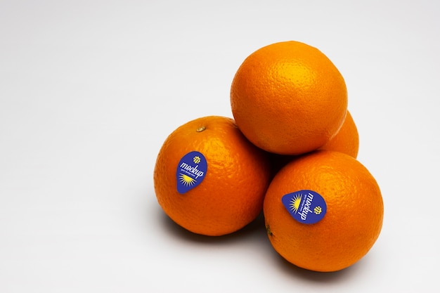 Mock-up di adesivo di frutta su frutta arancione