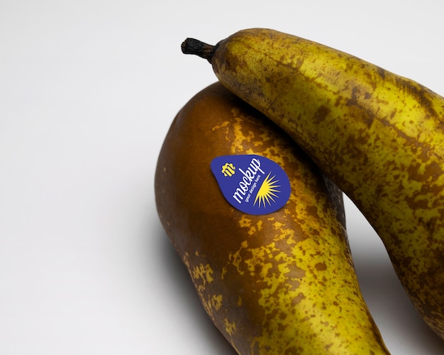 Mock-up di adesivo di frutta sul frutto di pera