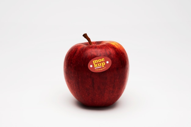 Mock-up di adesivo di frutta sulla frutta della mela