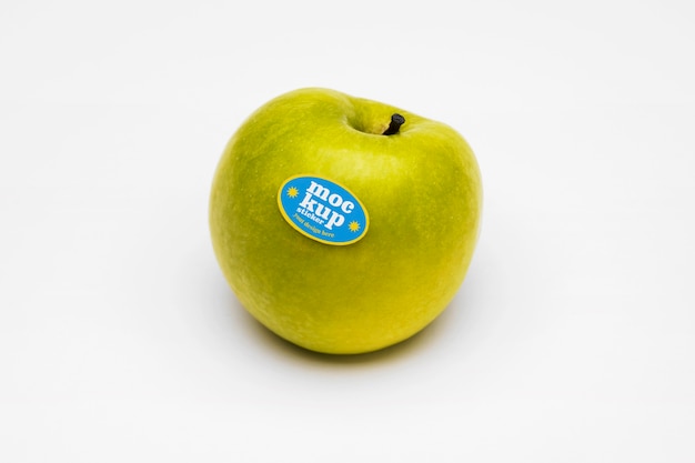Mock-up di adesivo di frutta sulla frutta della mela