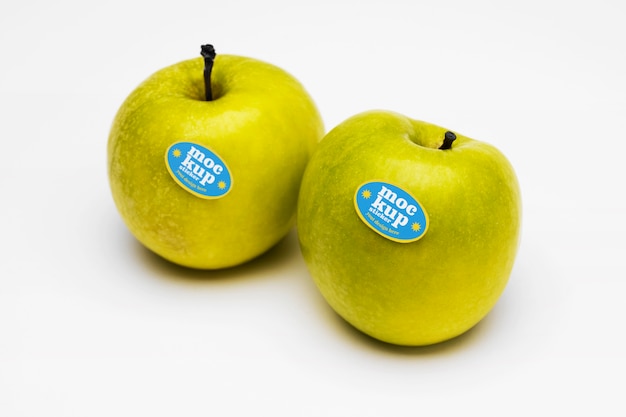 Mock-up di adesivo di frutta sulla frutta della mela