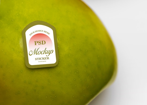 Mock-up di adesivo di frutta sulla frutta della mela