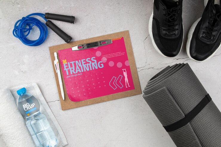 PSD mock-up di appunti con assortimento di attrezzature da palestra