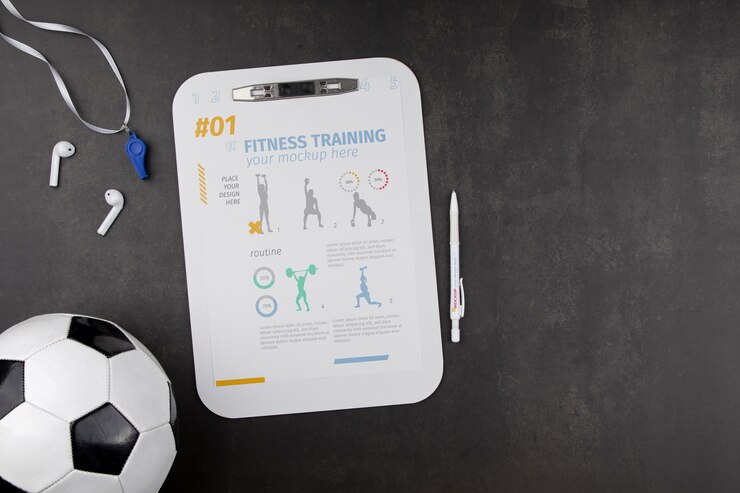 PSD mock-up di appunti con assortimento di attrezzature da palestra