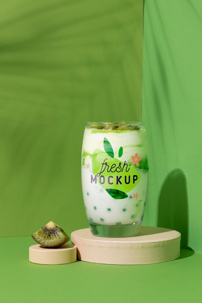 Mock-up di bicchiere di yogurt con kiwi