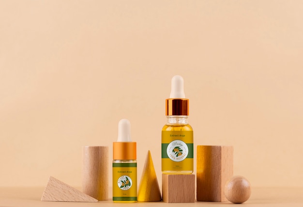 Mock-up di bottiglia cosmetica all'olio di Argan con podio a forma di legno e noccioli