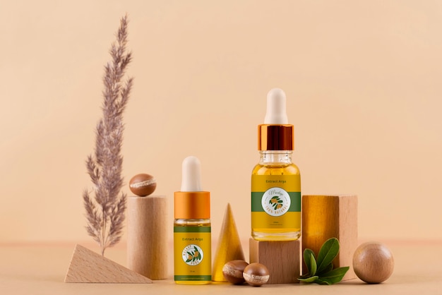 Mock-up di bottiglia cosmetica all'olio di Argan con podio a forma di legno e noccioli