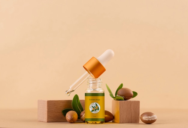 Mock-up di bottiglia cosmetica all'olio di Argan con podio a forma di legno e noccioli